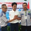 Disaksikan Pengurus PBSI Jabar, Ketua baru dan lama PBSI Kuningan berjabatan tangan sebagai simbul kebersamaan untuk meningkatkan prestai bu;lutangkis di Kabupaten Kuningan.